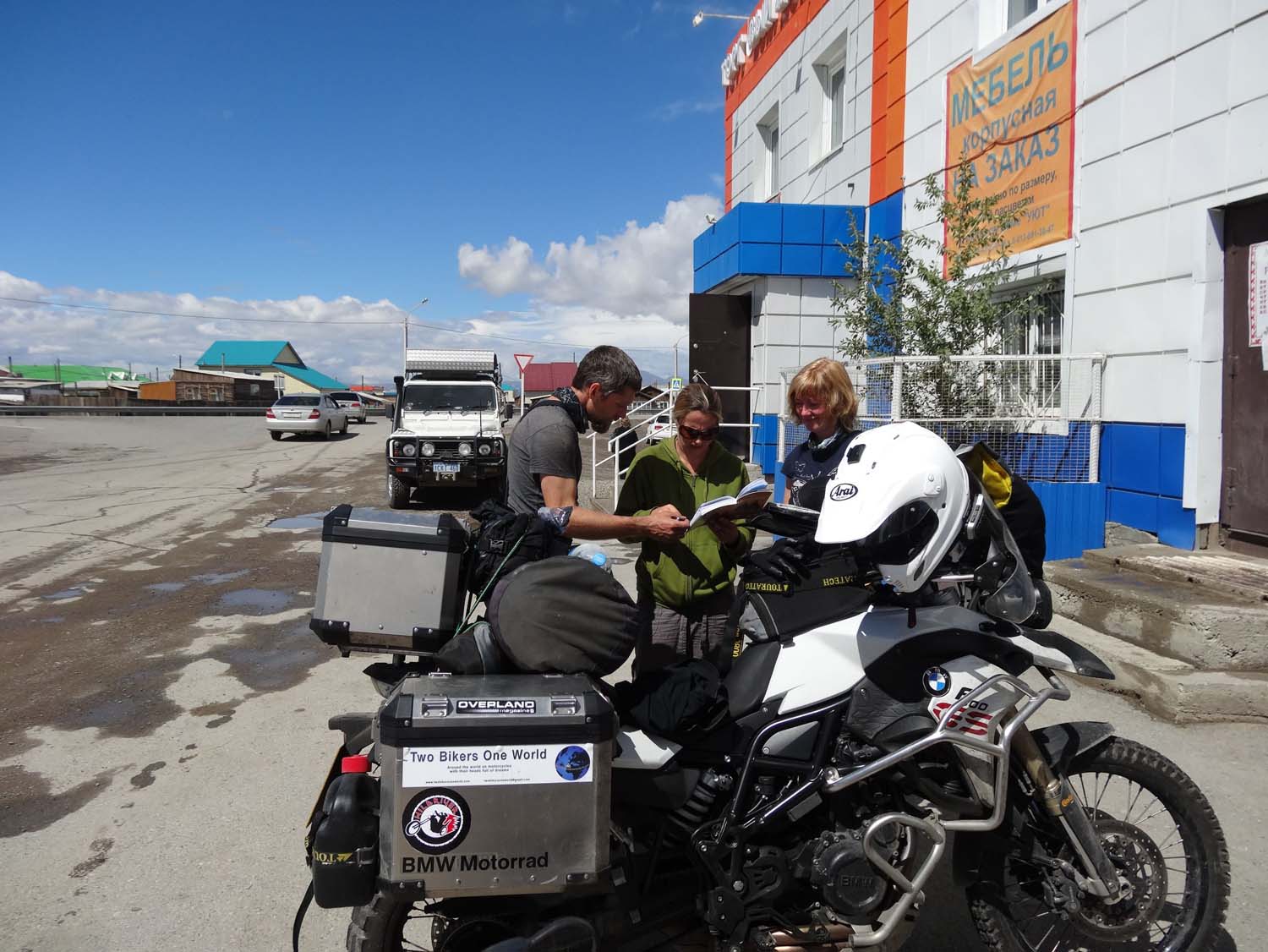 Swedish bikers on their way to Mongolia - swapping stories, maps and sim cards