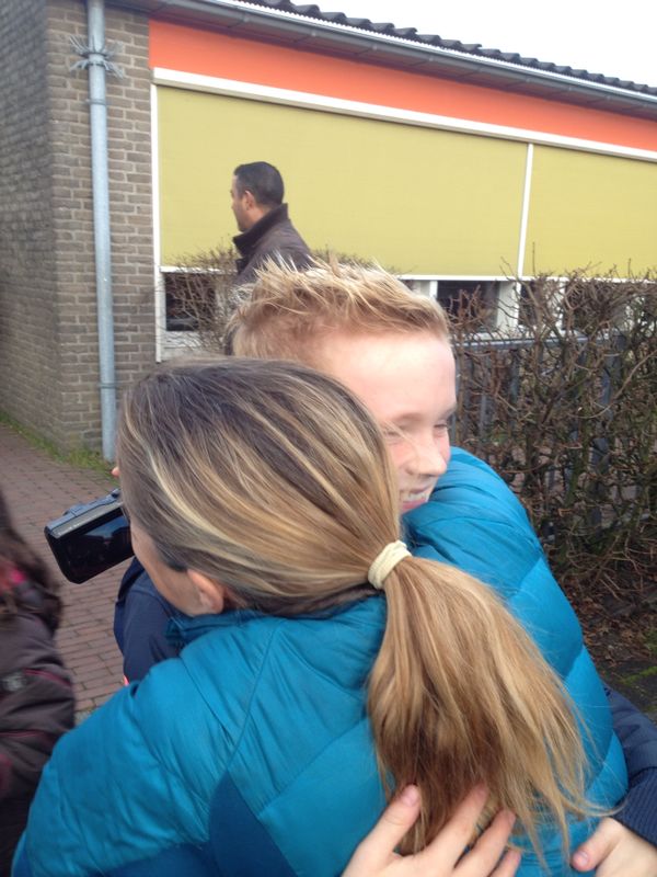 Niels finishes school and comes running out