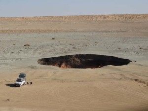 You get a good impression of the size of the huge gas crater at Darvaza in Turkemnistan with Lara next to it. We camped on the edge of the gas crater and had the biggest campfire ever at night for just the 2 of us.