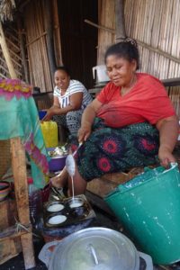 this lady is making delicious mofo gasy, rice flour cakes which are pretty much the same as vitambue in Tanzania